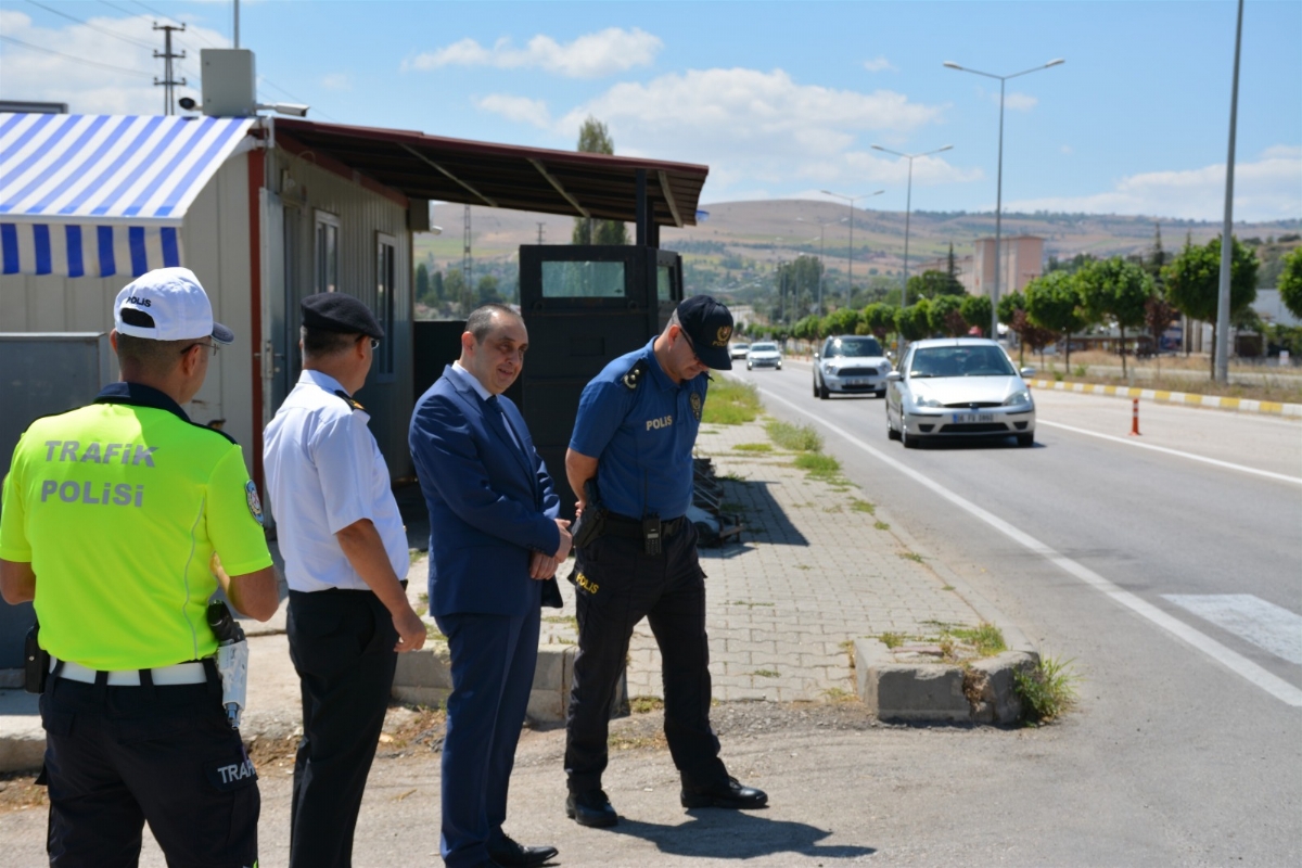 Kaymakam, trafik uygulamasına katıldı