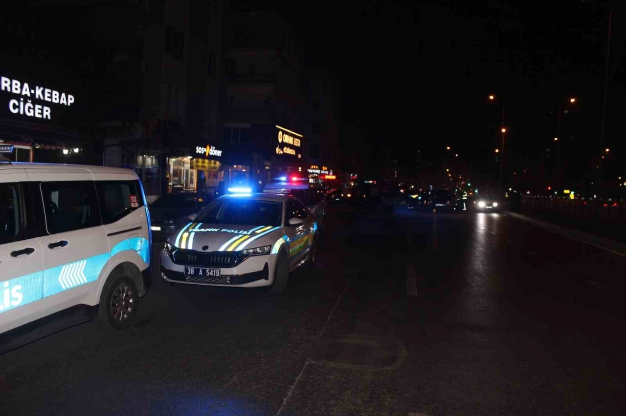 Kayseri’de 3 araca çarpan lüks otomobil alev aldı: 4 yaralı
