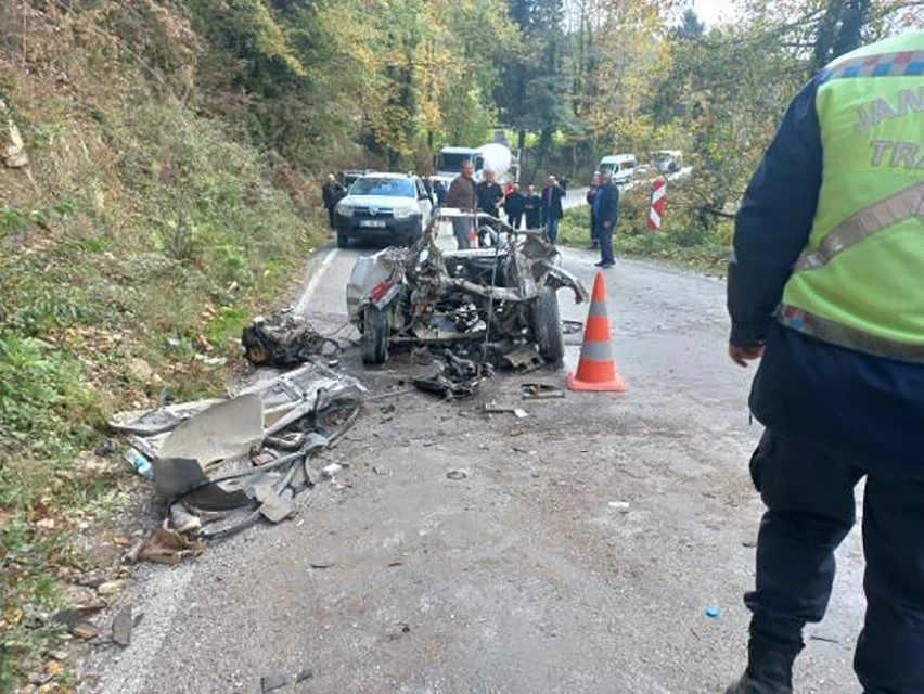 Kaza yapan Fiat Tofaş kağıt gibi dağıldı: 3 yaralı
