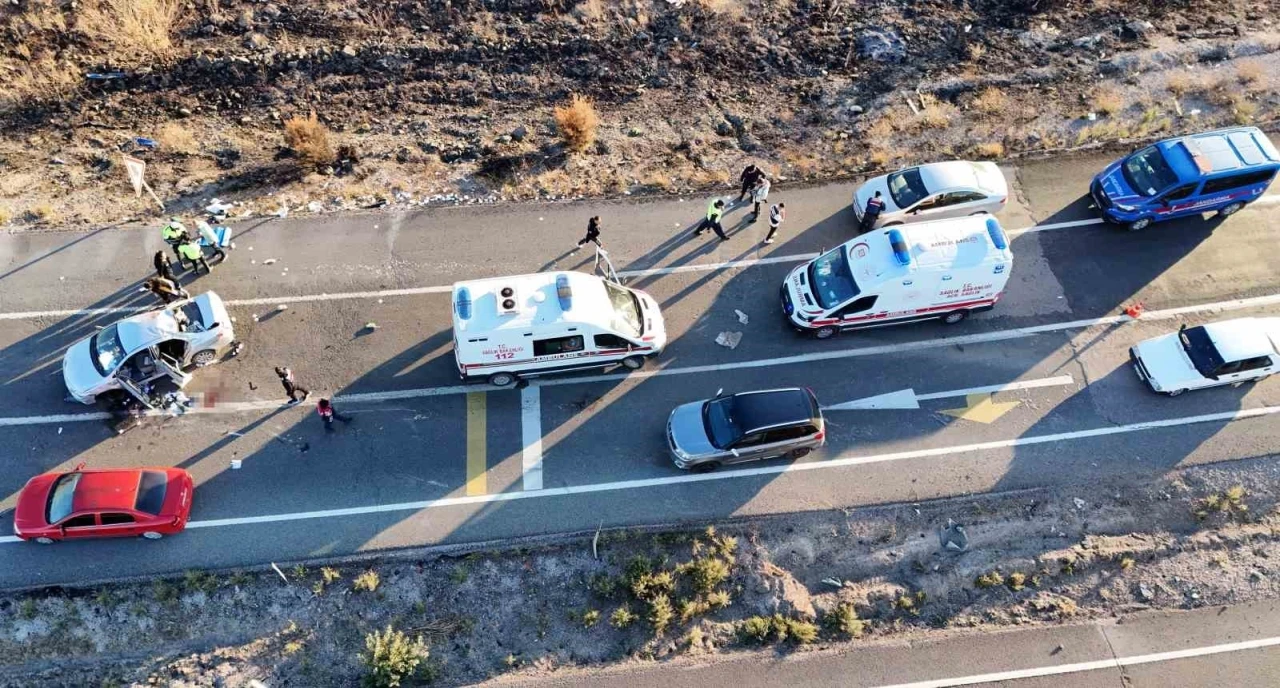 Kırıkkale’de feci kaza: Anne ve oğul hayatını kaybetti, 3 kişi yaralandı
