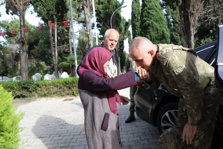 Komutan şehit annesini duygulandırdı: “Karşımda şehit oğlum var zannettim”