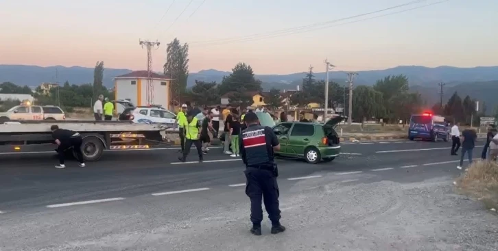 Kontrolden çıkan otomobil orta refüje çarptı: 3 yaralı
