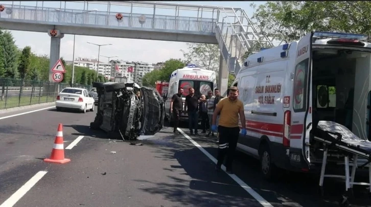 Kontrolden çıkan otomobil yol ortasına yan yattı
