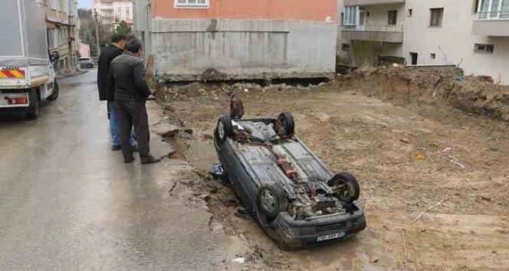 Manevra yaparken fark edemeyip inşaat temeline düştü