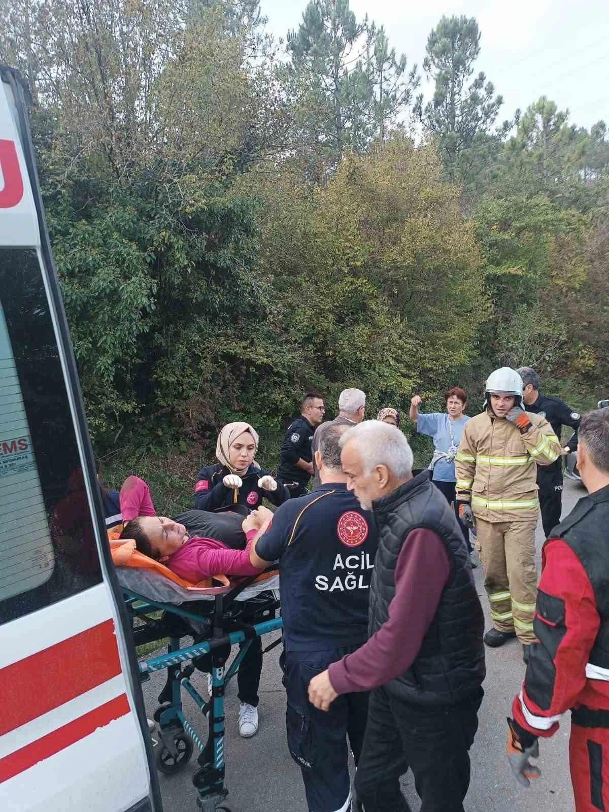 Mantar toplarken ayağı kırılan kadını ekipler kurtardı
