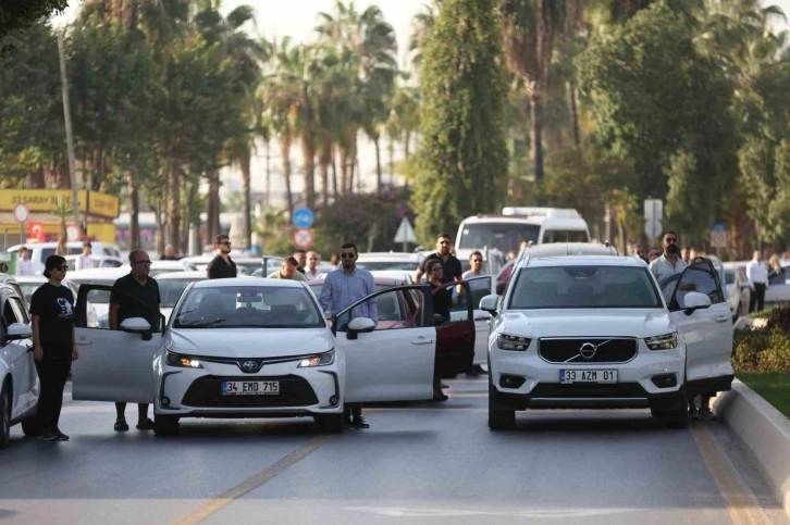 Mersin’de hayat Türkiye Cumhuriyeti’nin kurucusu Gazi Mustafa Kemal Atatürk için 1 dakika durdu