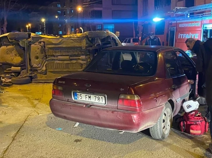 Merzifon’da ticari taksi ile otomobil çarpıştı: 3 yaralı
