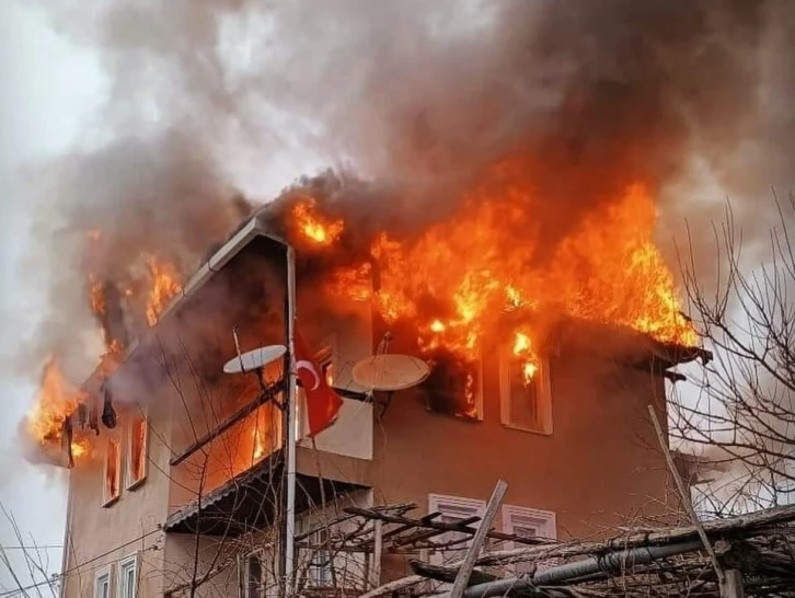Nallıhan’da çıkan yangında 3 katlı bir ev kullanılamaz hale geldi
