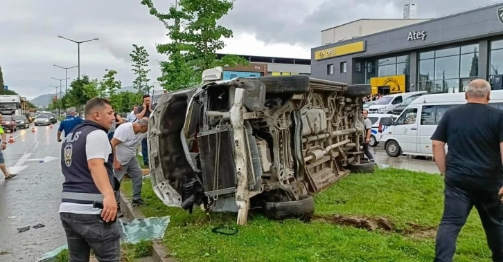 Ordu’da minibüs refüje çarparak yan yattı: 1 ölü, 4 yaralı
