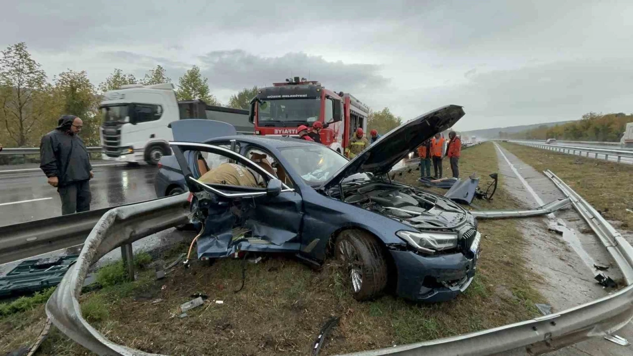 Otoyolda bariyerleri yerinden söken lüks otomobil hurdaya döndü: 2 yaralı
