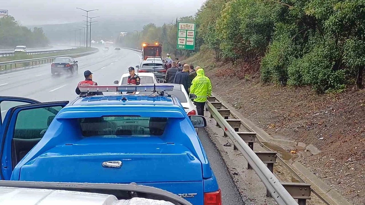 Otoyolda sağanak yağış kazaya sebep oldu: 1 ölü, 2 yaralı
