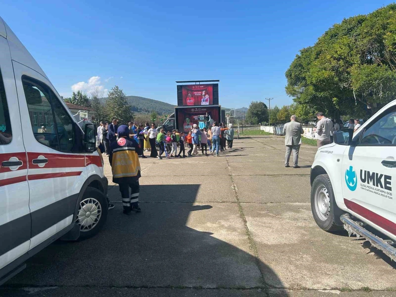 Özel öğrencilere UMKE ve ambulanslar tanıtıldı
