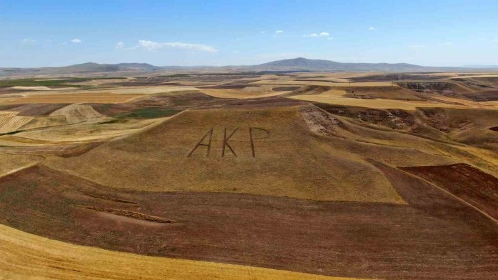 Parti sevgisini dağlara kazıdı