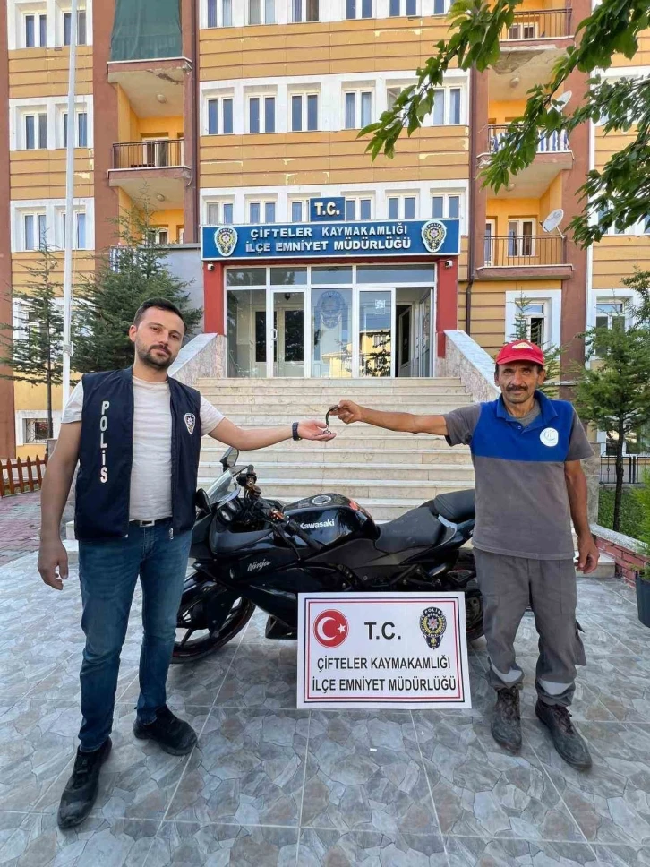 Polis çalıntı motosikleti bulup sahibine teslim etti
