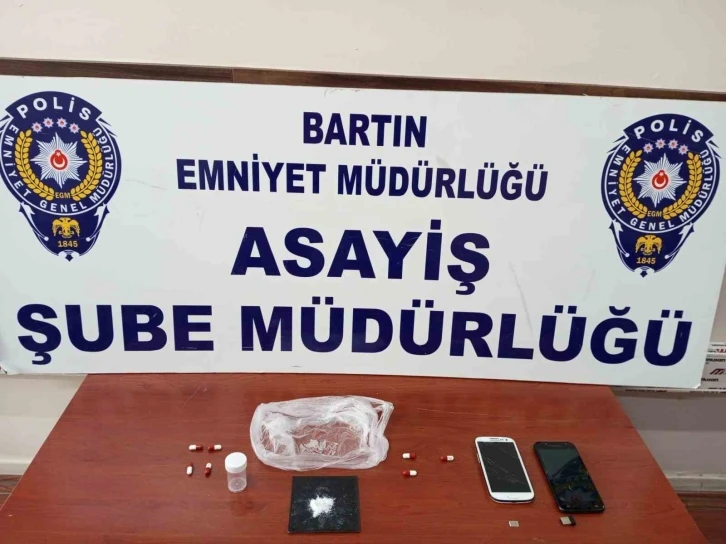 Polisi görünce ağzına bir madde atıp kaçtı, uyuşturucu kullanma aparatını kırarken yakalandı
