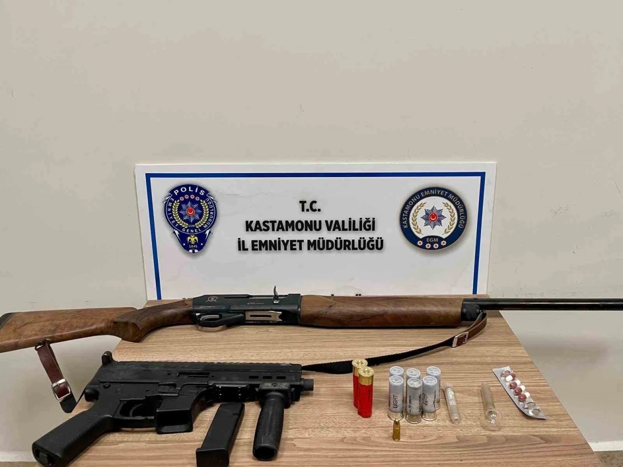 Polisin durdurduğu araçtan "Uzi" çıktı: 2 gözaltı
