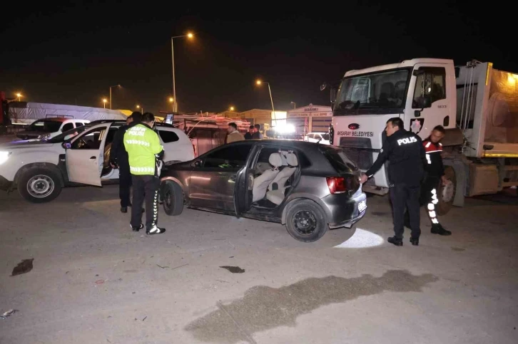 Polisin &quot;dur&quot; ihtarına uymayan sürücü ile polis arasındaki kovalamaca kamerada
