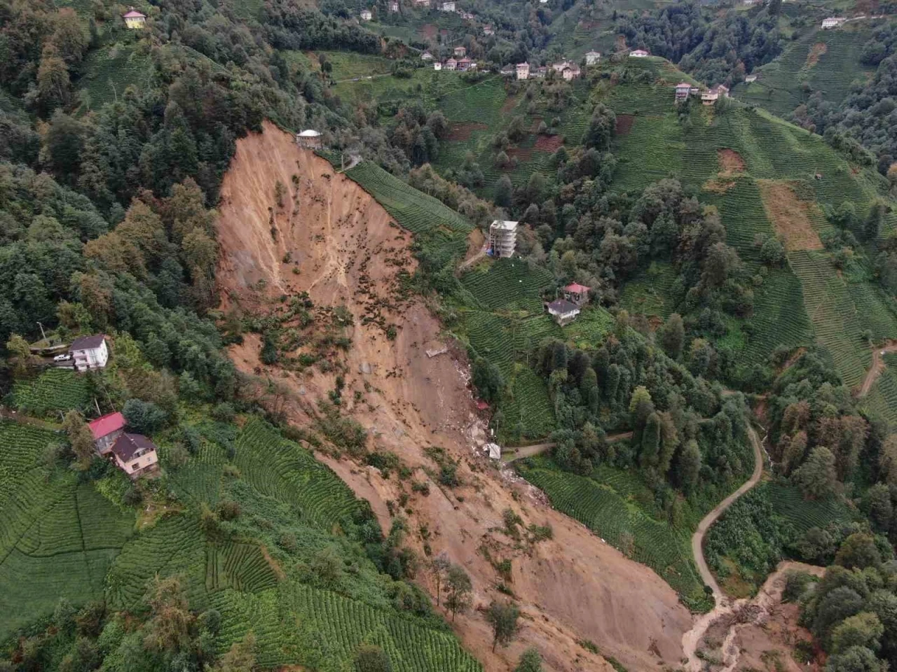 Rize’de heyelanın yaşandığı alan havadan görüntülendi
