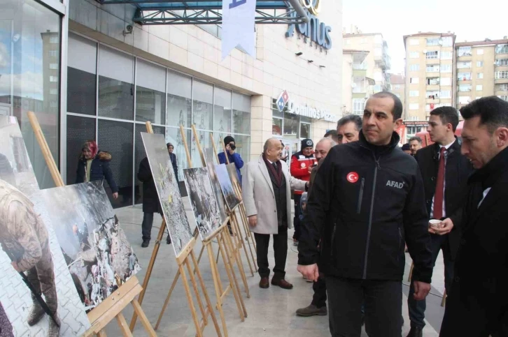 Saatler 13.24’ü gösterdi depremin 1. yıl dönümü fotoğraf sergisiyle anıldı
