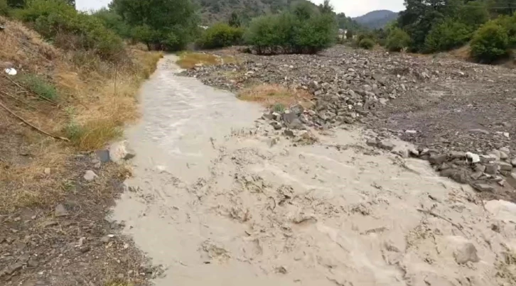 Sağanak dereleri taşırdı
