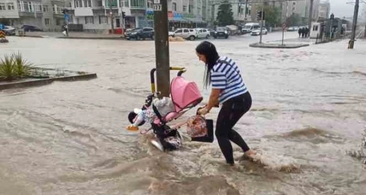 Sağanak yağış Samsun’u esir aldı