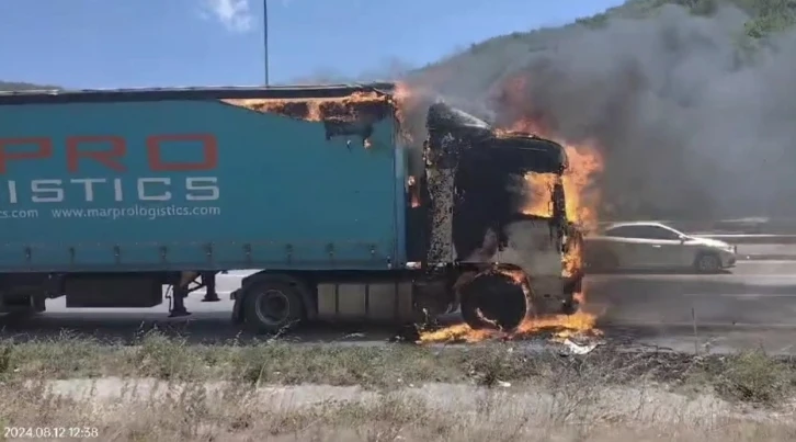 Samsun’da hurda kağıt yüklü tır alev alev yandı
