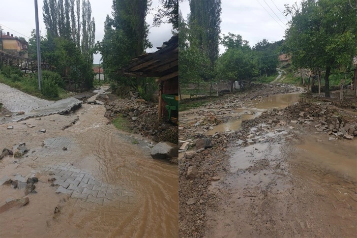 Sel kaldırım taşlarını yerinden söktü