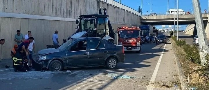 Sinop’ta otomobil elektrik direğine çarptı: 4 yaralı
