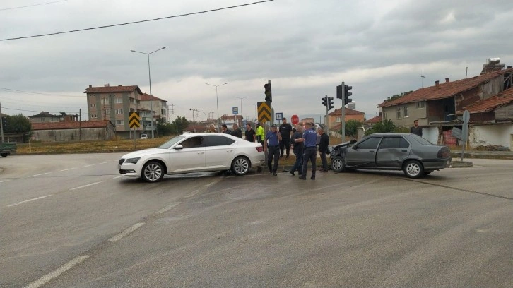 Suluova’da otomobiller çarpıştı: 2 yaralı