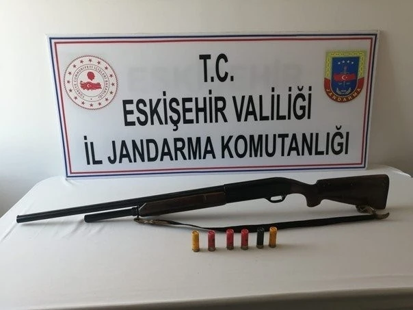 Şüphelilerin ikametleri ile araçlarında yapılan aramalarda birçok ruhsatsız silah ve tüfek ele geçirildi
