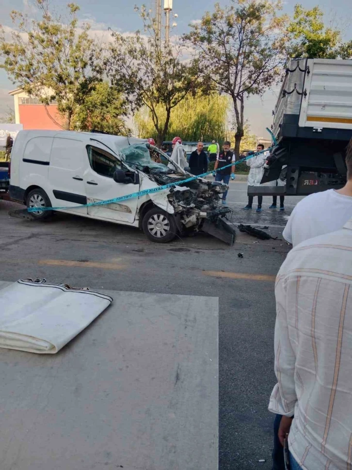 Süratli giden hafif ticari araç park halindeki tıra ok gibi saplandı: 1 ölü
