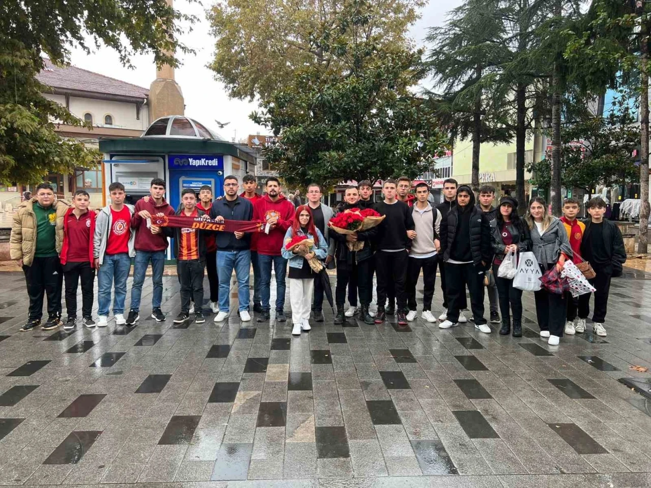 Taraftar grupları kadınlara çiçek verdi
