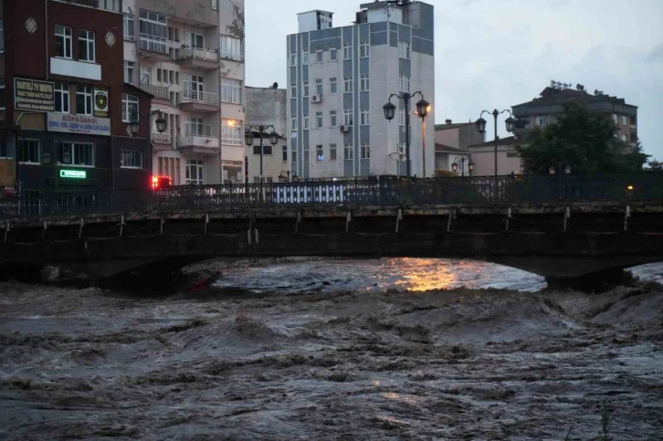 Taşma sınırına gelen Terme Çayı korkuttu
