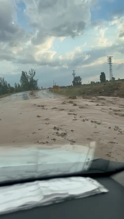 Tokat’ta sağanak yağış hayatı felç etti
