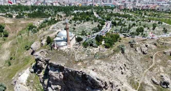 Uçurumun ucundaki türbe, ziyaretçisi hiç eksik olmuyor