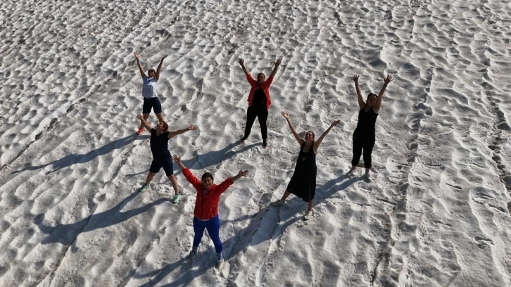 Ülkenin neredeyse tamamı sıcaklardan kavrulurken onlar 3 bin metrede kar üstünde yoga yaptı
