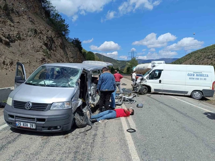 Üniversite öğrencilerini taşıyan araç kazaya karıştı: 15 yaralı
