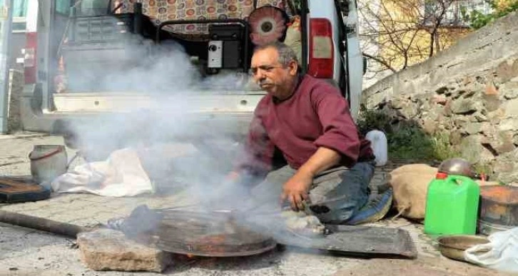 Yok olmaya yüz tutan kalaycılığı ‘seyyar’ olarak devam ettiriyor