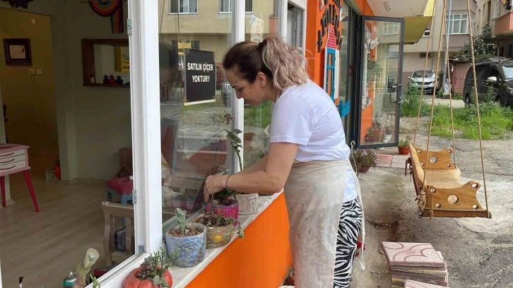 Yoldan geçenlerin sürekli çiçek istemesi canından bezdirdi
