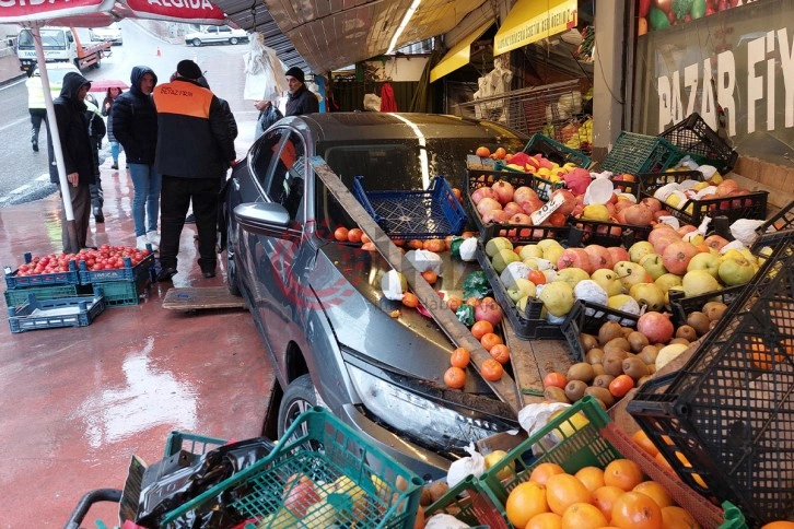 Zincirleme kazada araçlardan biri marketin manava girdi