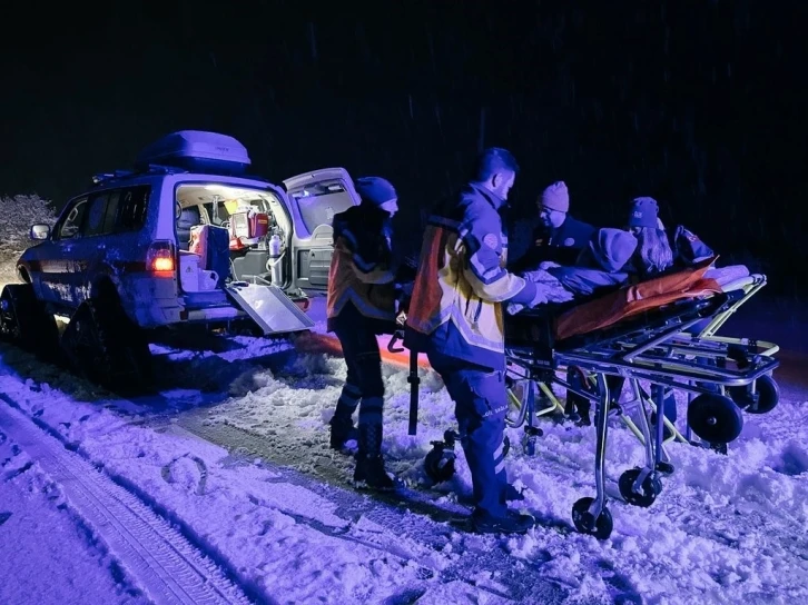 Zorlu kış şartlarında paletli ambulans ile 72 yaşındaki hastaya ulaştılar
