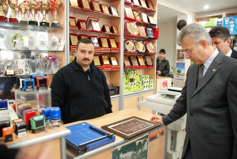 Tokat Valisi   Mustafa Taşkesen, kentte esnaf ziyaretinde bulundu. 