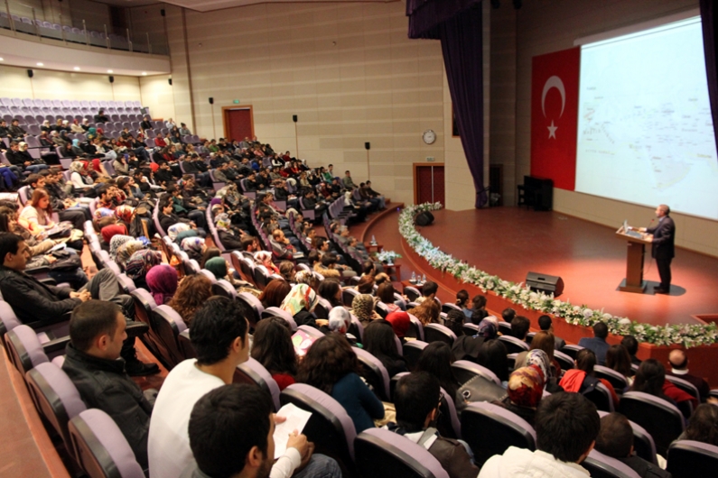 Gaziosmanpaşa Üniversitesi  Akademik Tarih Kulübü tarafından düzenlenen Endülüste Birlikte Yaşam Tecrübesi konulu konferansı yapıldı. 