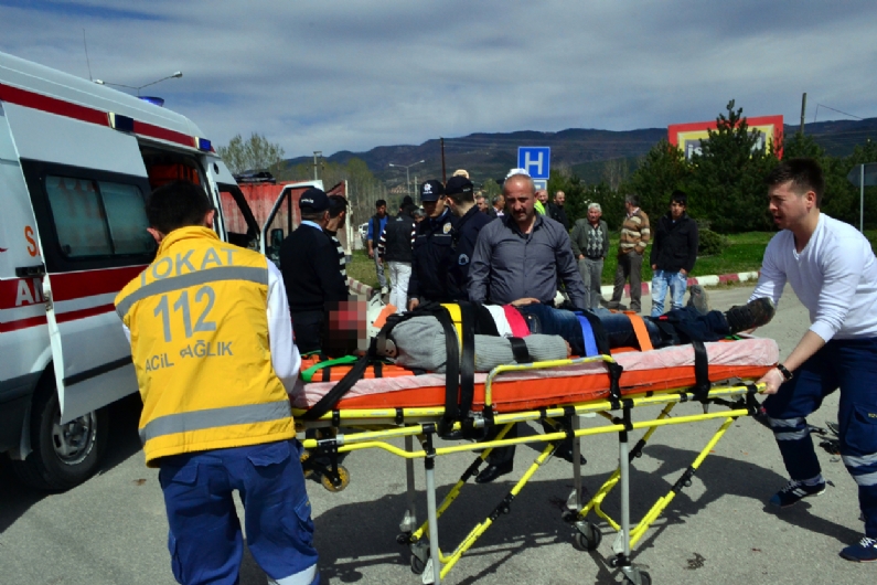 Niksar`da Kamyonetle Motosiklet Çarpıştı: 1 Yaralı 