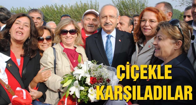 Cumhuriyet Halk Partisi (CHP) Genel Başkanı Kemal Kılıçdaroğlu, Tokata giderken Amasyada kendisini karşılayan partililerle fotoğraf çektirdi.
Bugün, Tokat il merkezi ile ilçelerinde temaslarda bulunacak olan Kılıçdaroğlu, 