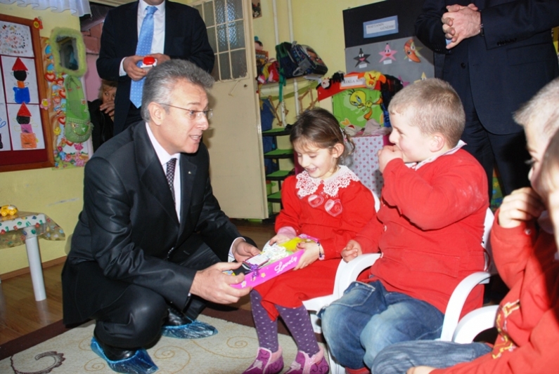 Kızılköy İlköğretim Okulunu ziyaret eden Vali Mustafa Taşkesen, öğrencilerle buluştu. 