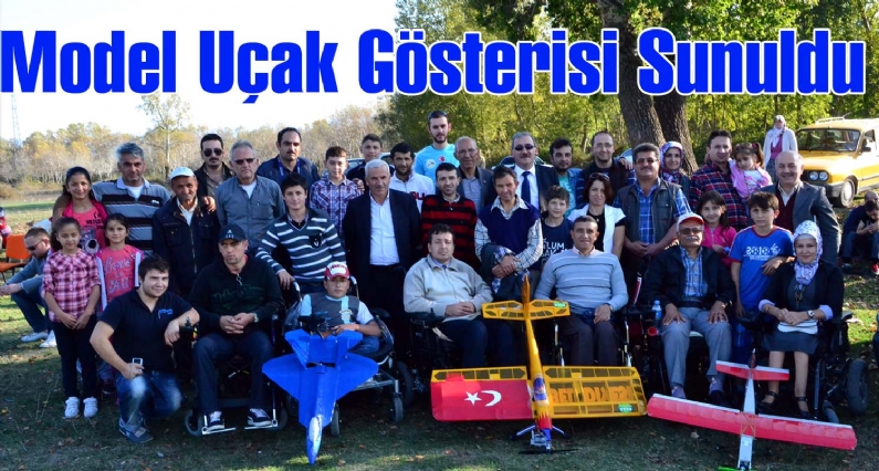 Niksar ilçesinde radyo kumandalı model uçak gösterisi sunuldu. 
     Niksar Bedensel Engelliler Derneği (NİKBED) tarafından ilçeye bağlı Şahinli köyü mesire alanında düzenlenen programda, Niksar BelediyespRC Model Uçak Pilot