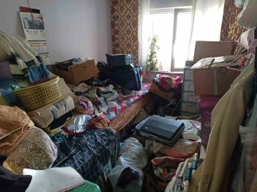 4 Ton çöp çıkan evi temizlenip yaşanabilir hale getirildiler
