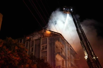 5 katlı apartmanda çıkan yangın panik oluşturdu
