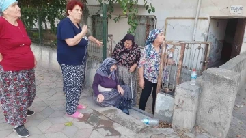 Alkollü oğul evi yaktı, annesi göz yaşlarıyla yanan evi izledi
